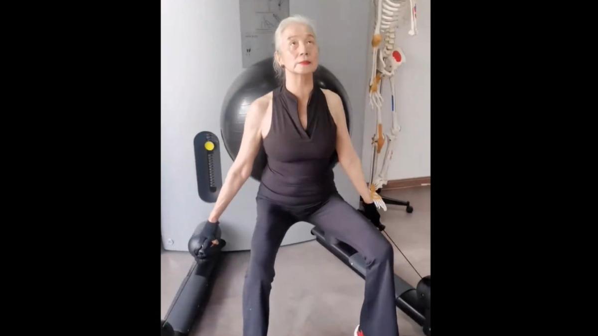 奶奶就算是高強度的運動也得心應手。(圖/翻攝自 微博)