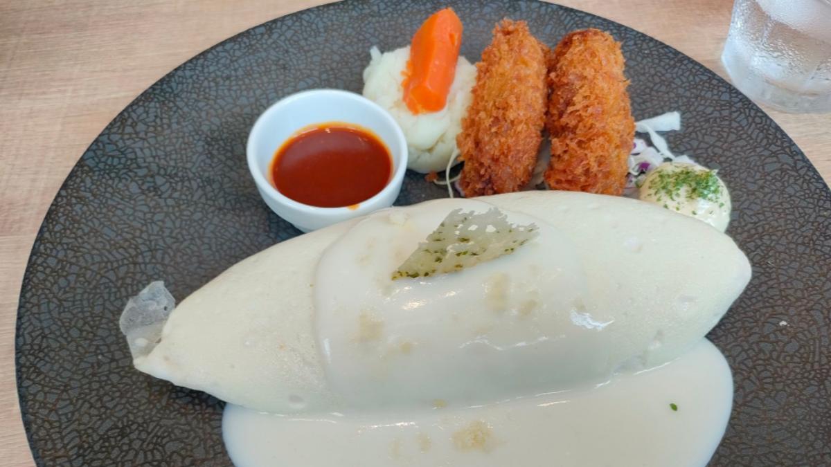 用這款雞蛋製作的蛋包飯，也呈現純白色。（圖／翻攝自X@Ritta_wander）