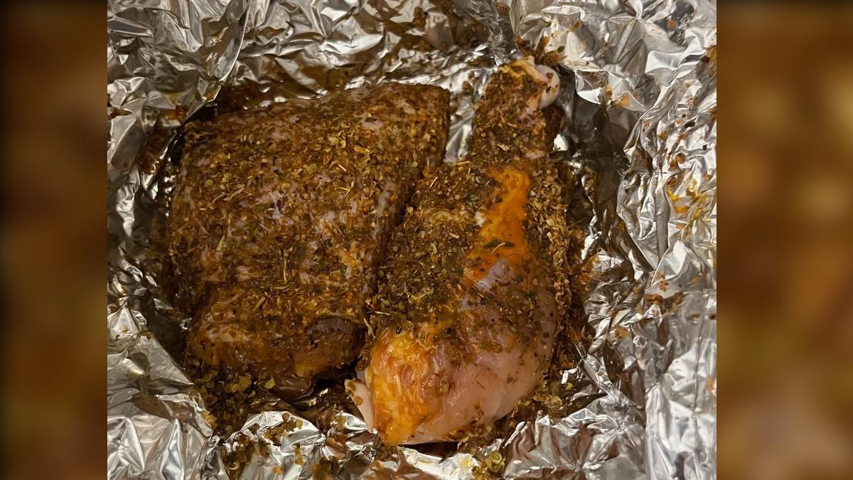 吃速食紙包雞!她打開竟是「沒烤過生肉」 業者回應了