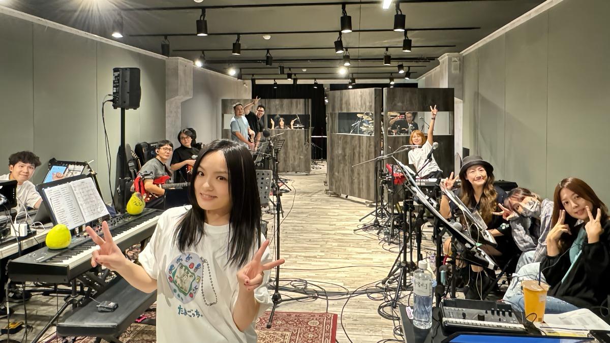 徐佳瑩除唱了多首中秋相關的歌曲,還加碼獻唱〈恭喜發財〉。(圖/亞神音樂提供)
