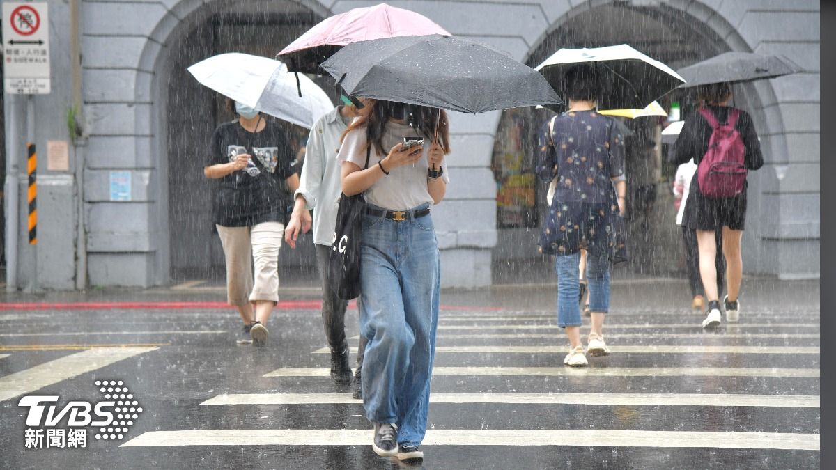 天氣/飆34度熱如夏!這日起「雨轟全台」急變天 大雨連炸4天