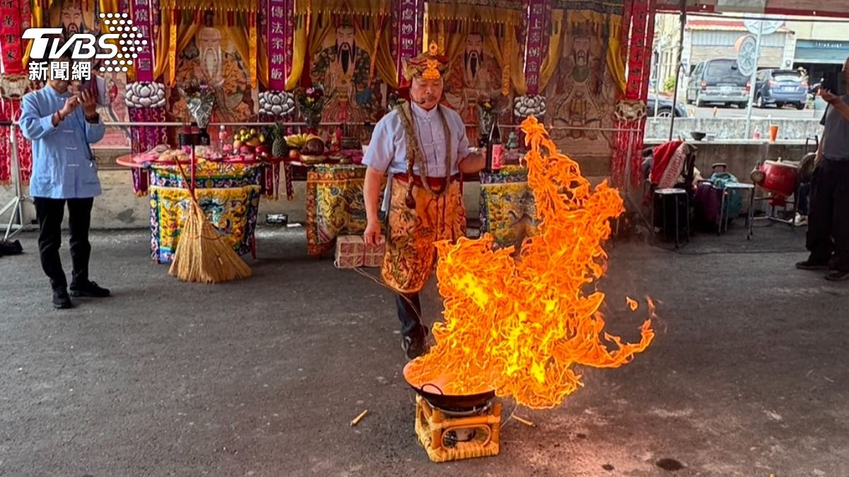獨/土地公入廟安座驚見「火龍」!民眾稱奇 自然科老師釋疑了