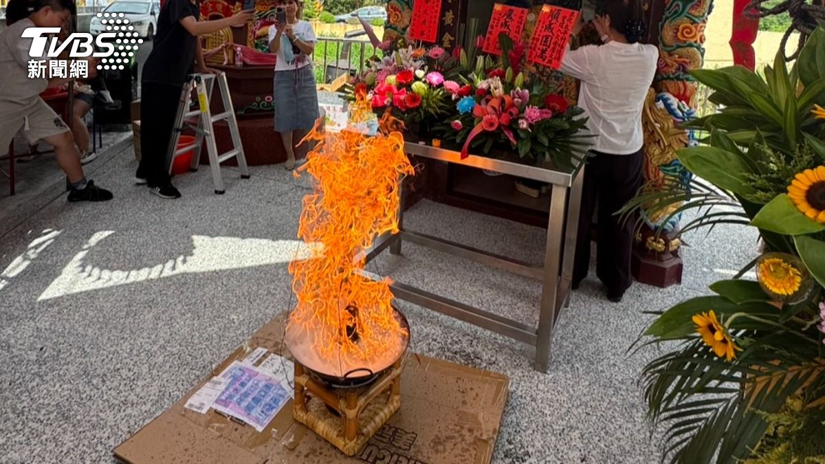 居民對於火龍感到嘖嘖稱奇。（圖／TVBS）