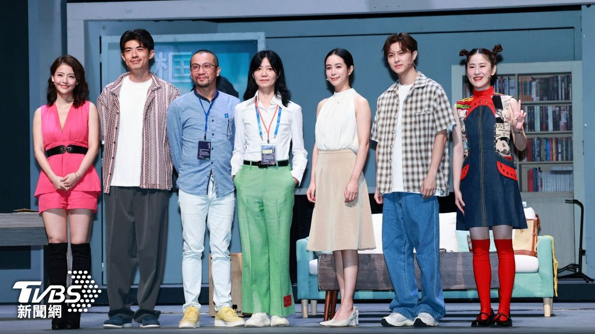 左起王樂妍、梁正群、編導黃致凱、監製蘇麗媚、温貞菱、王子邱勝翊、百白。（圖／趙世平攝）