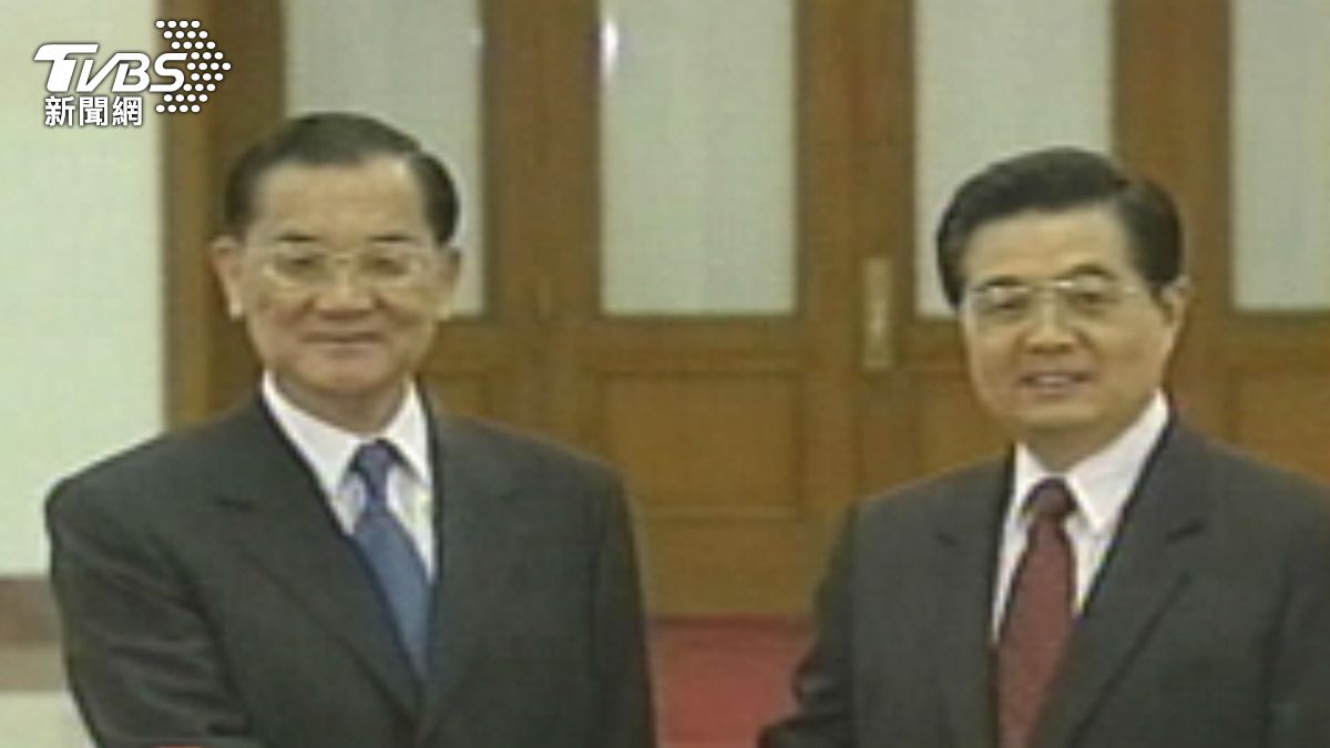 連戰與時任中共領導人胡錦濤2005年會面。(圖/TVBS資料照)