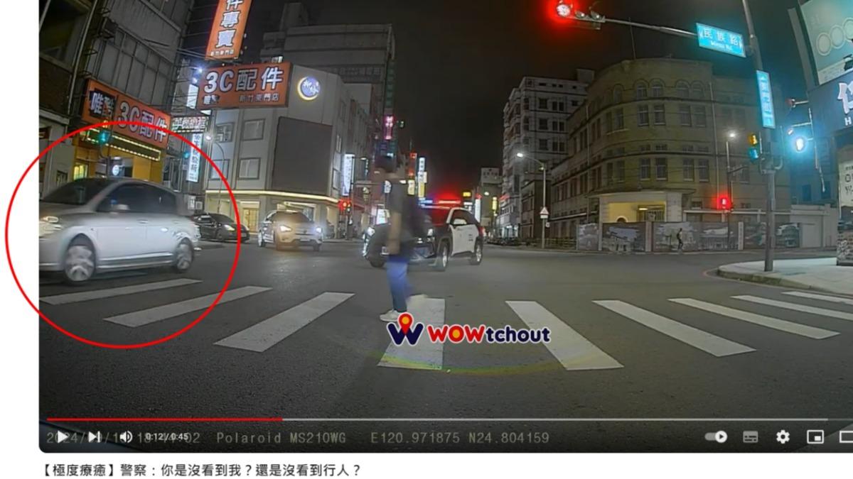 無視警車「停讓行人」!轎車駛過秒被開單 超衰畫面曝兩派戰爆