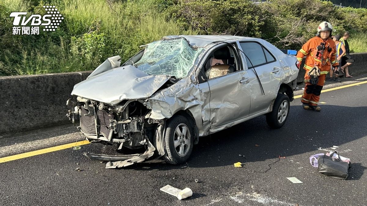死者駕駛車輛因翻覆嚴重毀損。(圖/TVBS)