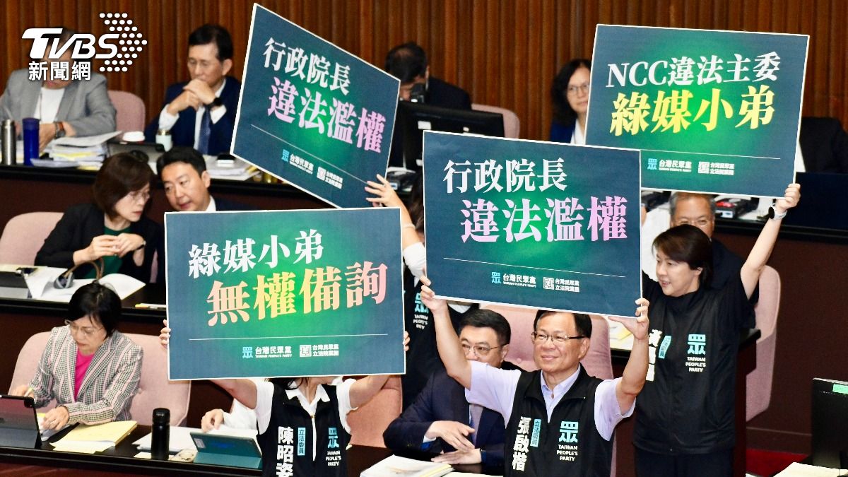 立院開議就亂鬥!白委癱瘓主席台趕走NCC官員:綠媒小弟出去