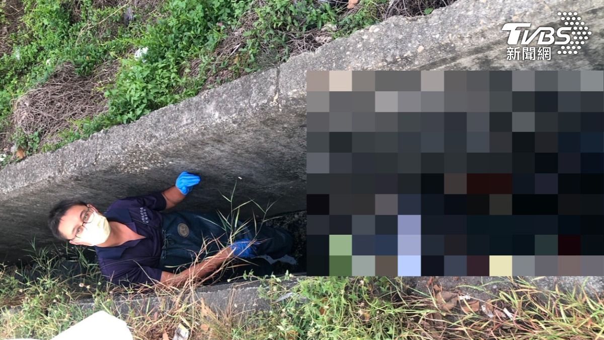 水圳驚見無名男屍!禮儀師不夠高 暖警穿青蛙裝搬屍