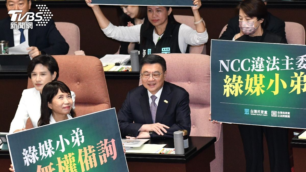 民眾黨立委在卓榮泰座位前抗議。(圖/胡瑞麒攝)