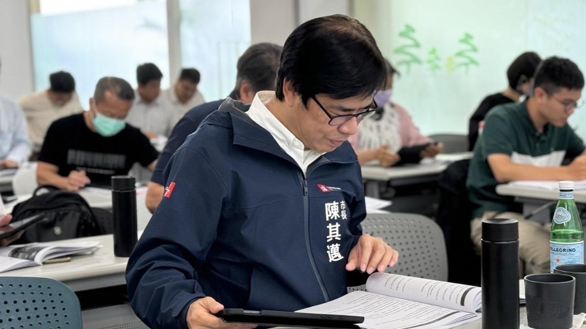 高雄推動淨零 陳其邁率首長取得國際碳中和證照