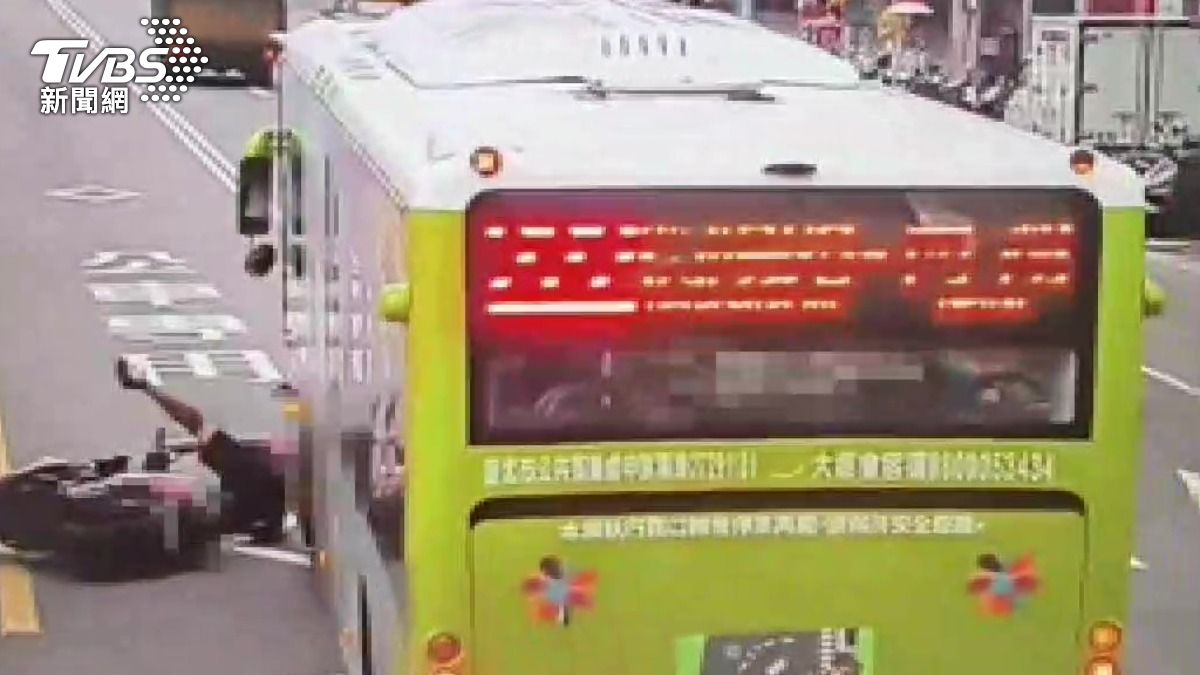 騎士違規迴轉闖入公車專用道發生車禍險遭輾過。（圖／TVBS）