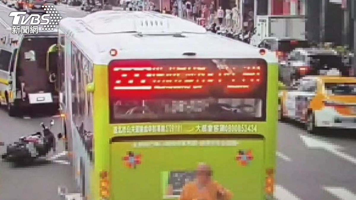 騎士違規導致公車緊急煞車害車上2名乘客受傷送醫。（圖／TVBS）