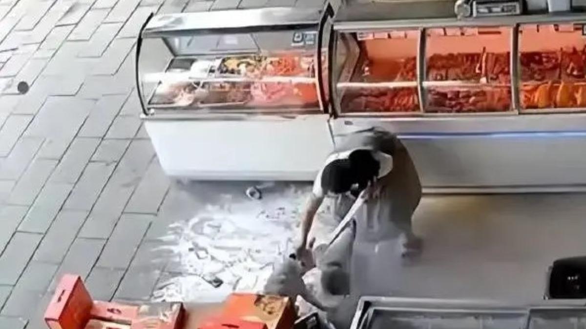 疑似是女童母親的女子見狀便將手中麵粉砸向黃狗。（圖／翻攝自上源新聞）