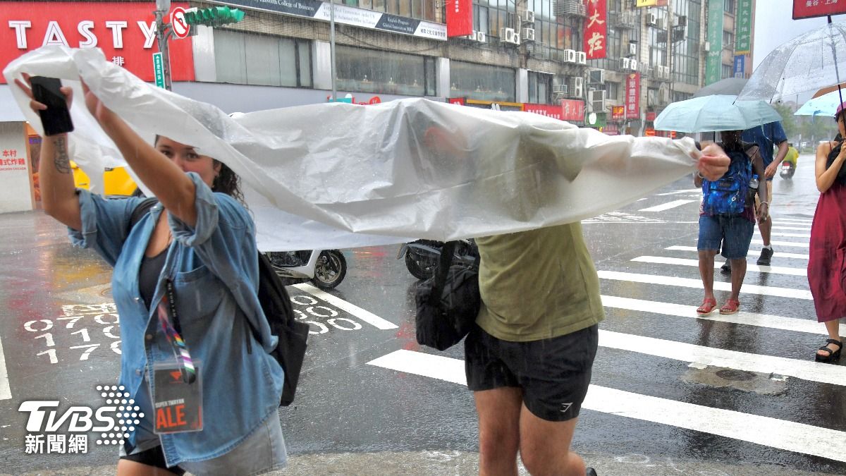 天氣/要降溫了!高溫跌破30度 這天雨最猛「下到發紅」