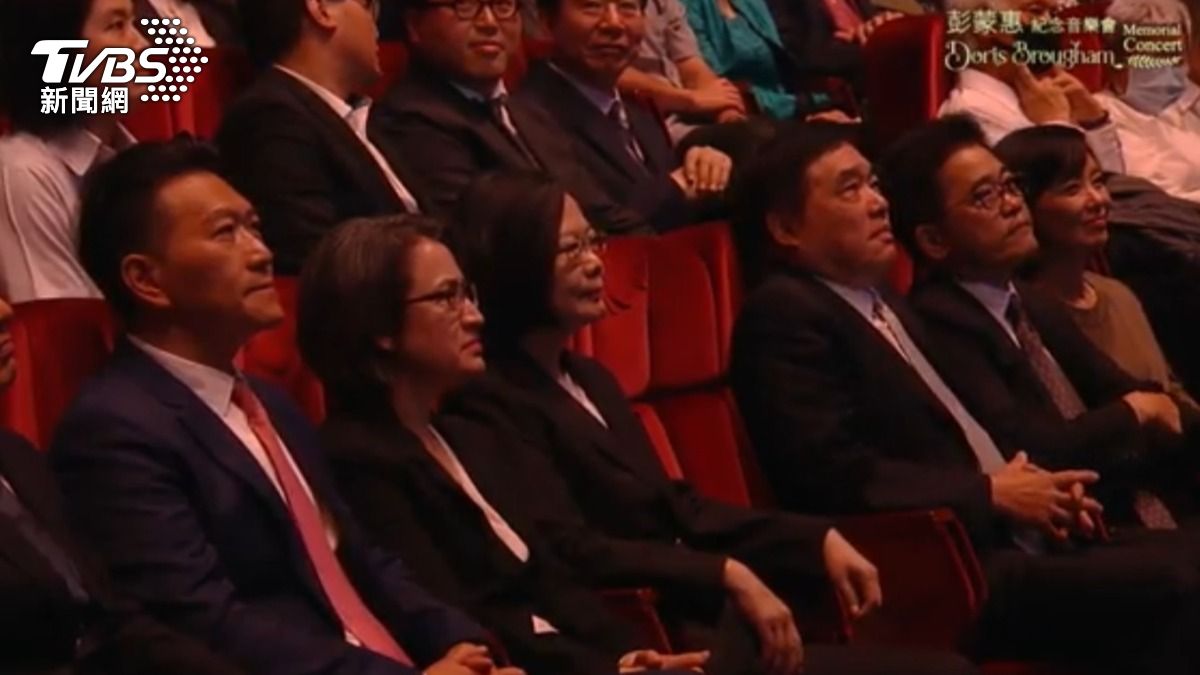 國民黨秘書長黃健庭、前台北市長郝龍斌均出席追思音樂會。(圖/翻攝空中英語教室)