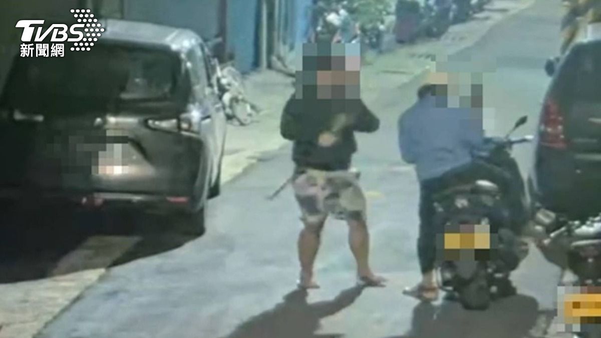 2名嫌犯1人持鐵鍬行竊、1人騎車接應。(圖/TVBS)