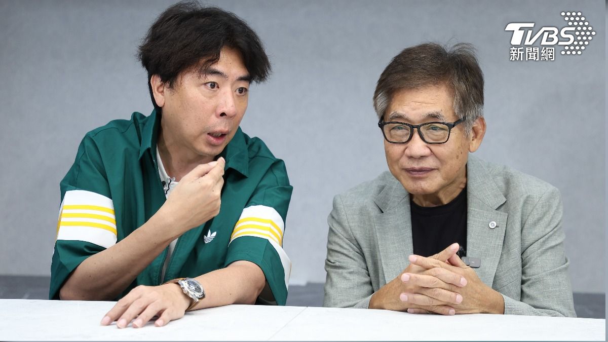 梁赫群(左)說冒著生命危險爆老爸梁修身的料。(圖/張哲鳴攝)