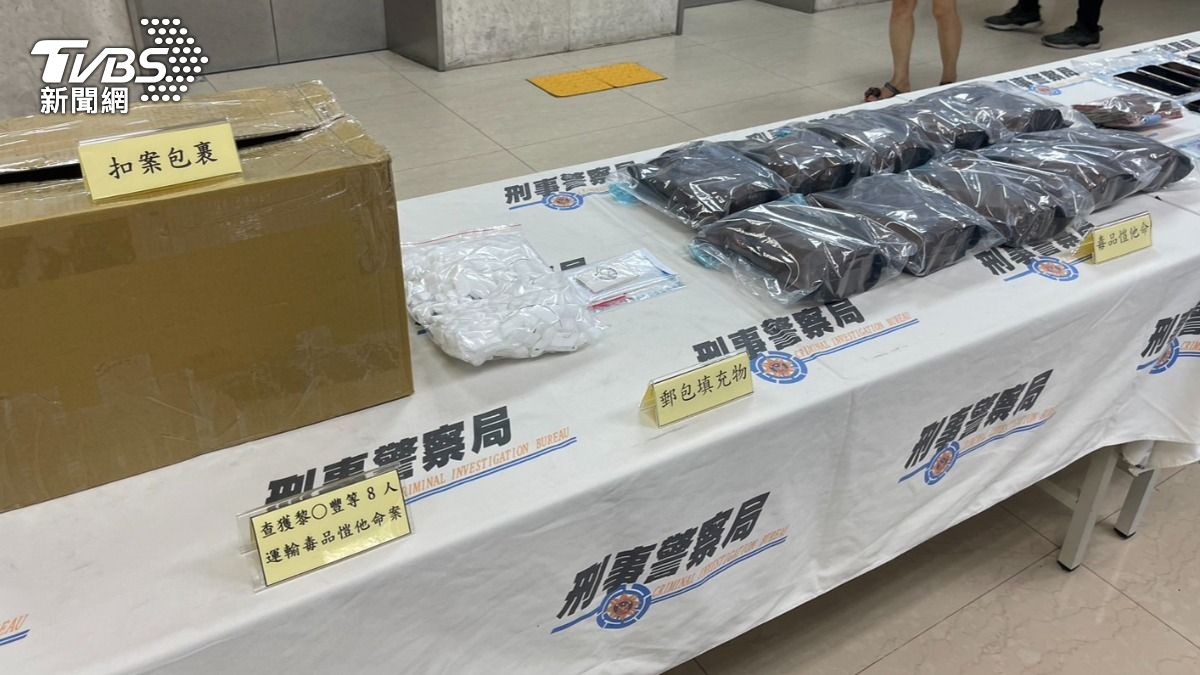 刑事局警方查扣相關證物。(圖/TVBS)