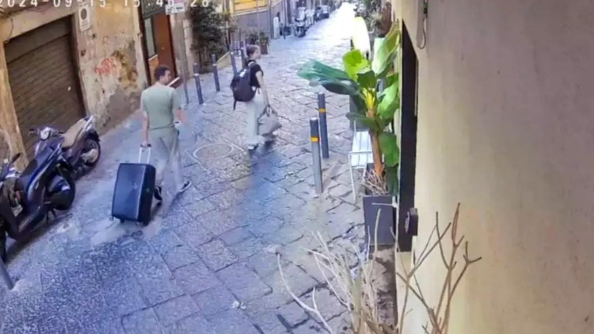 閒逛遭雕像爆頭!Prada女經理「砰一聲」倒地 男友目睹秒淚崩