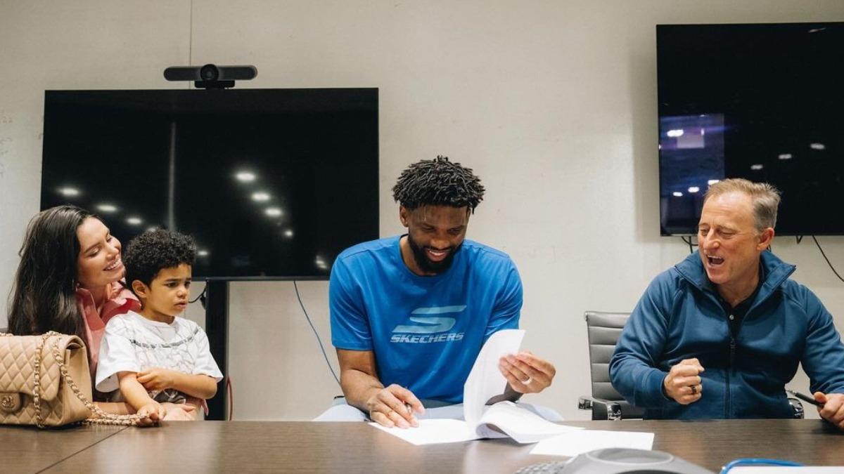 恩比德帶著妻小一起與七六人高層會面簽約。(圖/翻攝自「@joelembiid」IG)