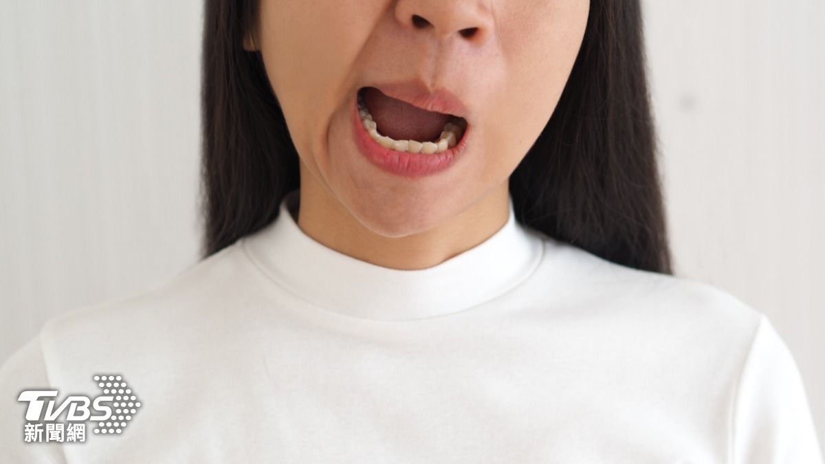 突然嘴歪臉斜!33歲女「1生活習慣」害面癱 連喝水都漏