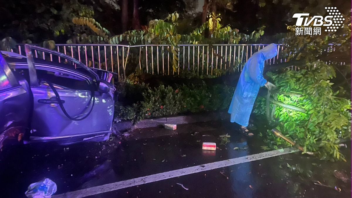 快訊／高屏大橋轎車衝破護欄「車頭慘被削」　駕駛重傷昏迷