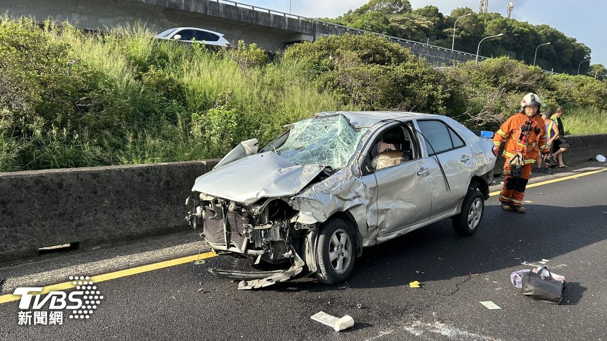 國1死亡車禍!2車追撞 女駕駛拋飛車外腦漿外溢亡