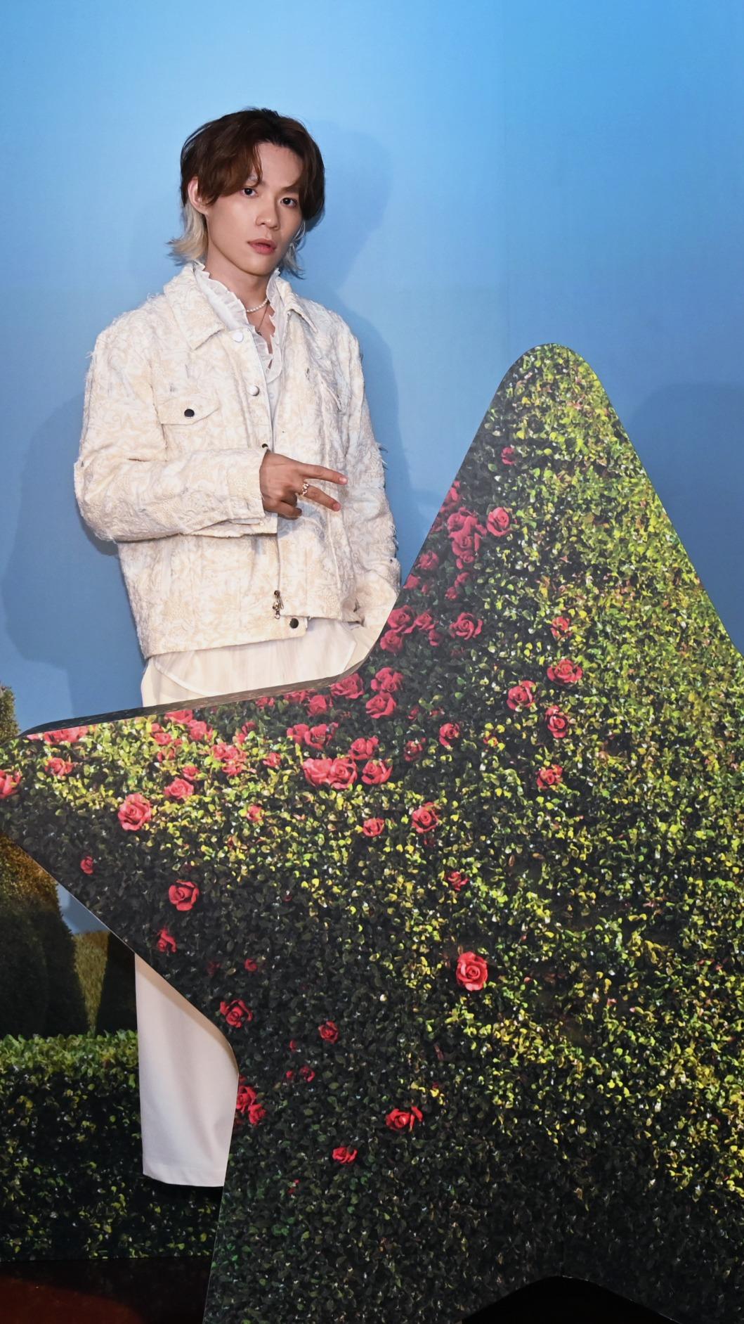 吳獻感謝好友陪伴他度過聽歌會這個大日子。(圖/環球音樂提供)