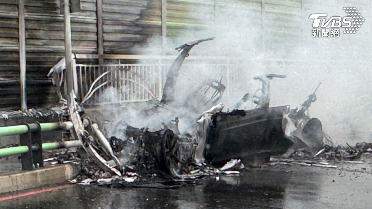 車體已被燒剩骨架。(圖/TVBS)