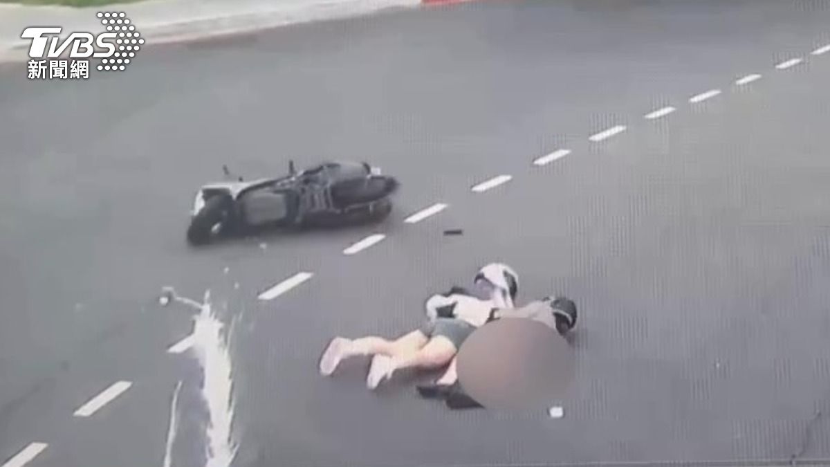 劉女無照駕駛摔車跟友人正面著地滑行受傷。(圖/TVBS)