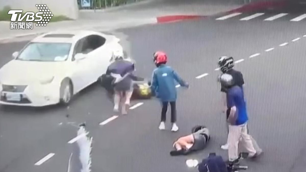 女子牽車時,機車遭遇二次撞擊。(圖/TVBS)