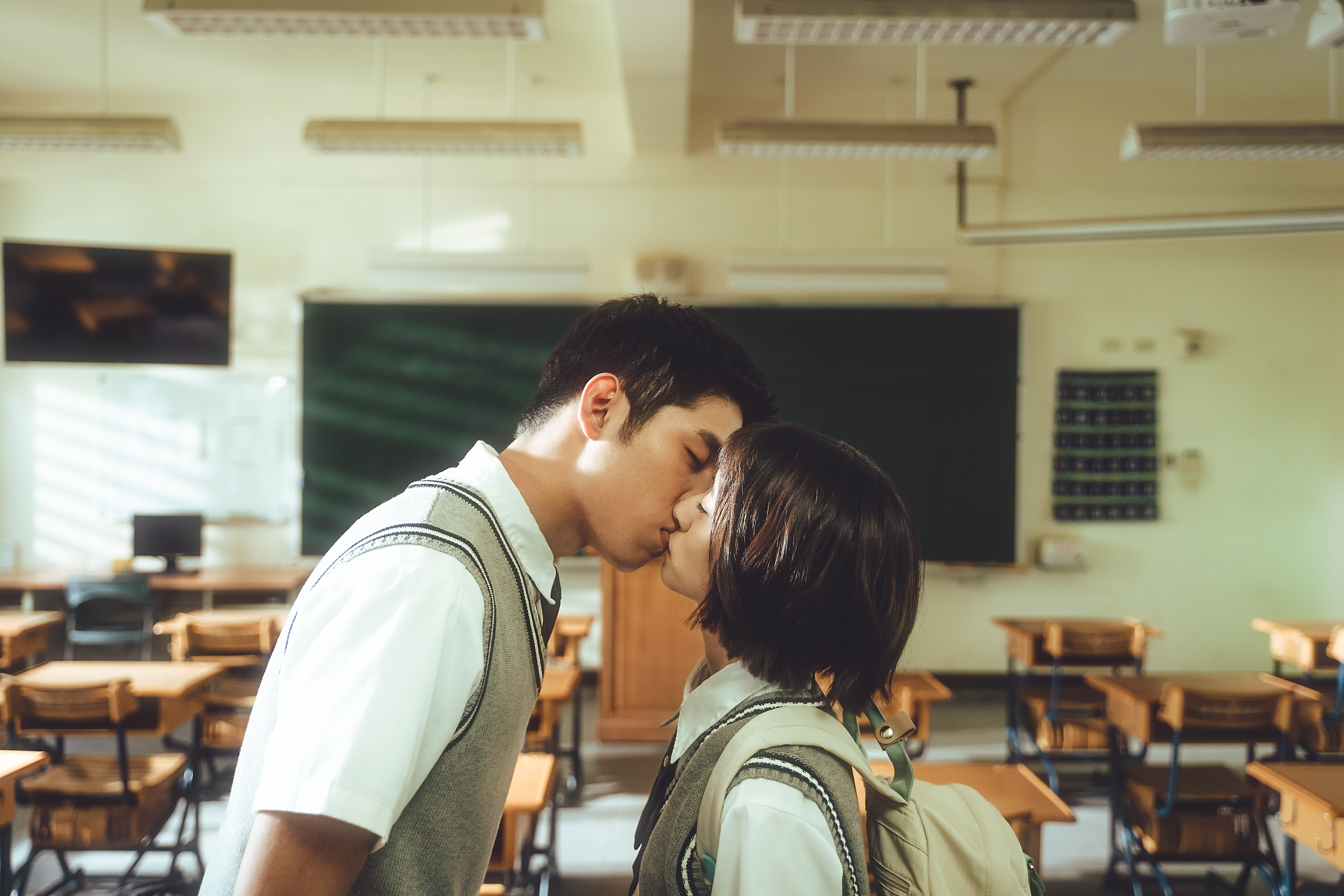 詹懷雲獻「螢幕初吻」放閃鄭宇恩 被圍觀羞喊:緊張到不敢親