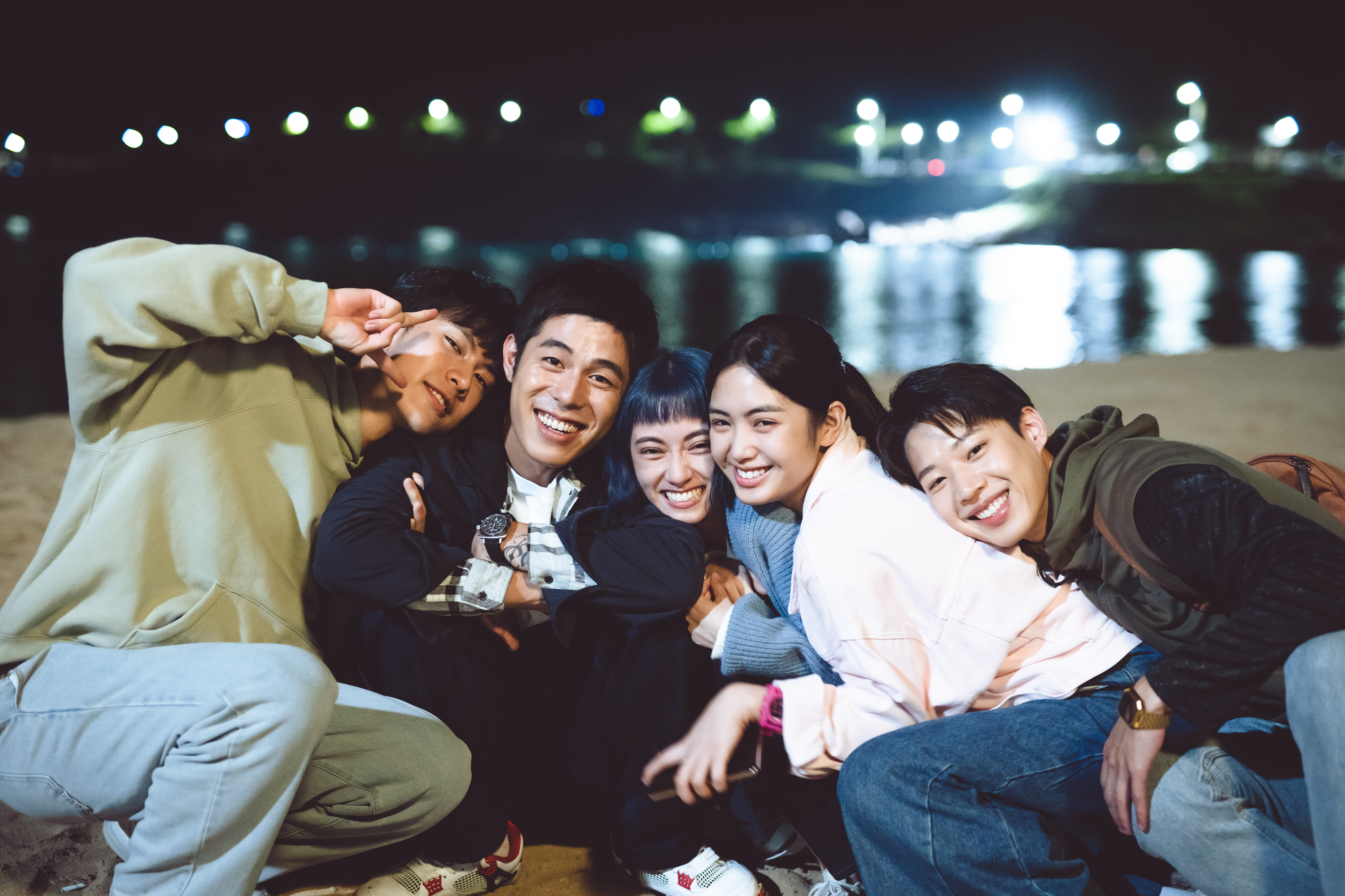 左起金東昱、詹懷雲、鄭宇恩、雷嘉汭、黃信赫在海邊拍戲開心合影留念。（圖／CATCHPLAY+提供）