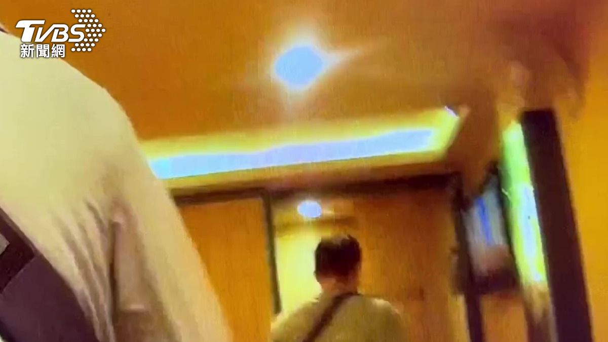 警方進入養生館搜查。(圖/TVBS)