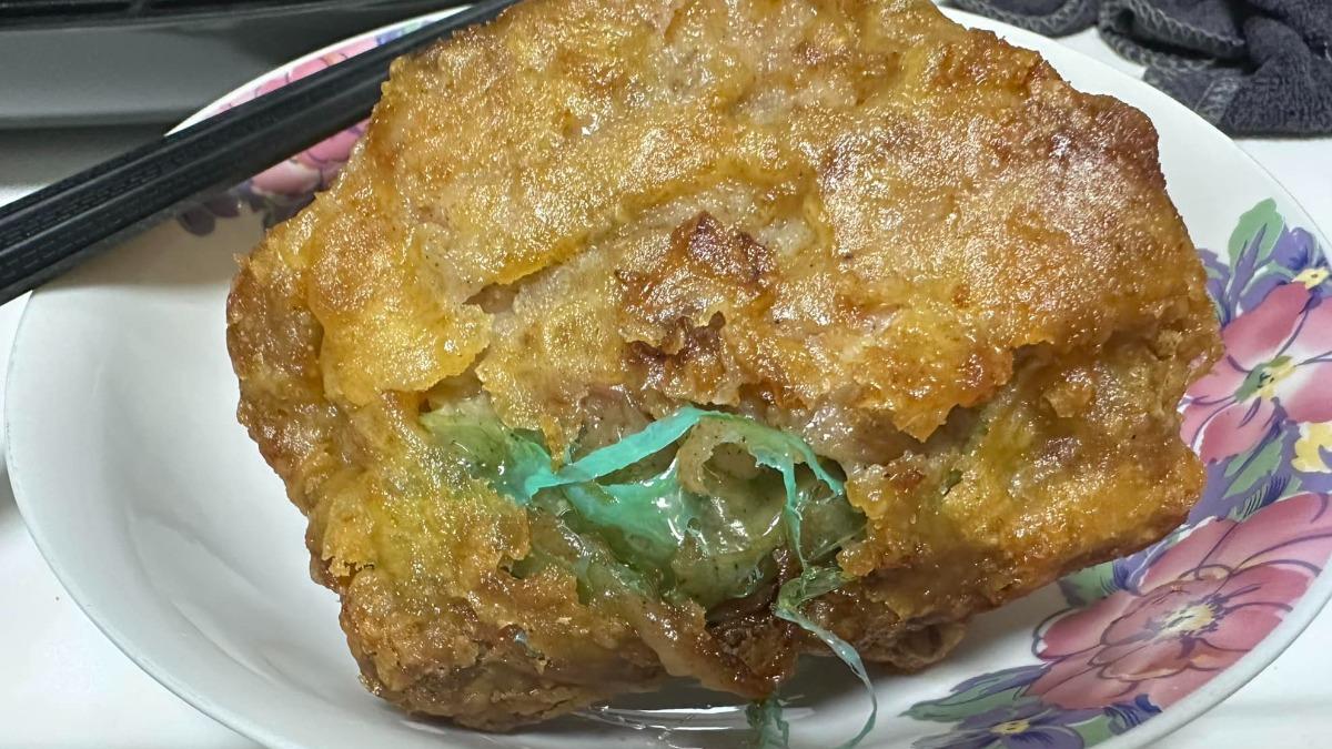 獨/他吃人氣炸雞驚現「綠色塑膠片」 好市多:向廠商釐清原因中
