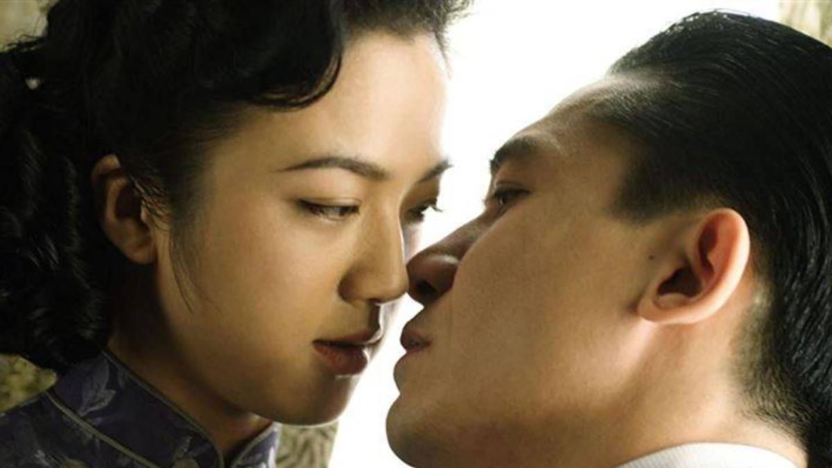 湯唯在《色戒》中與梁朝偉有一場逼真床戲。(圖/翻攝自微博)