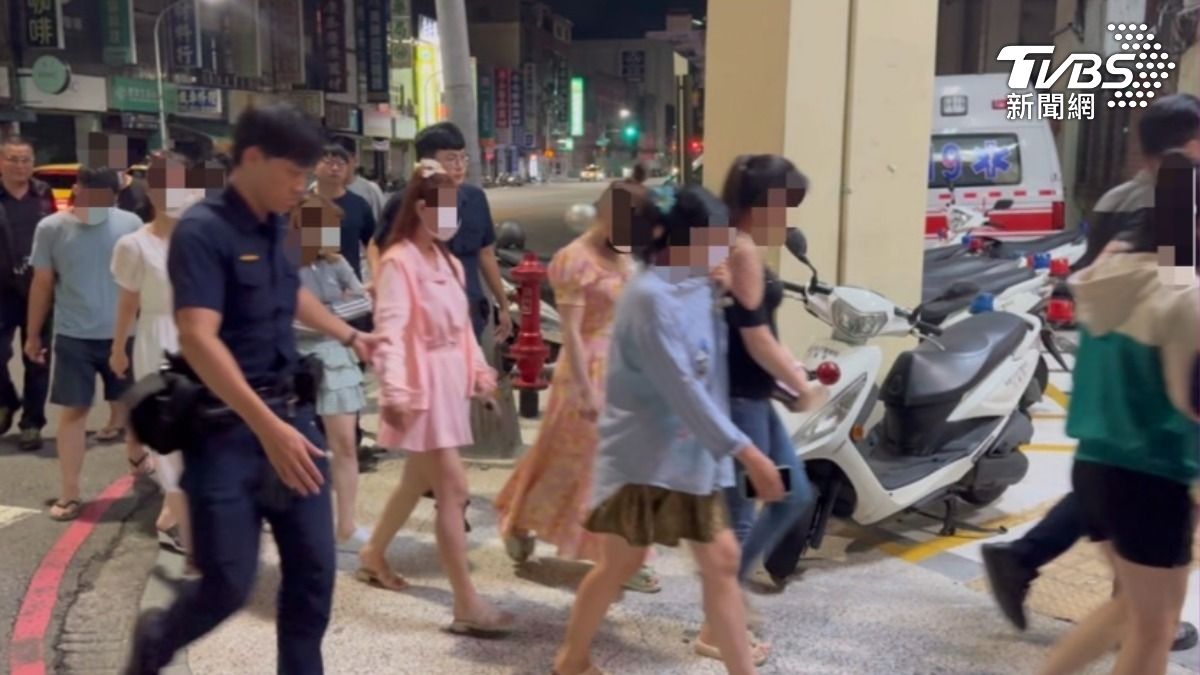 短裙薄紗妹走秀進警局。(圖/TVBS)
