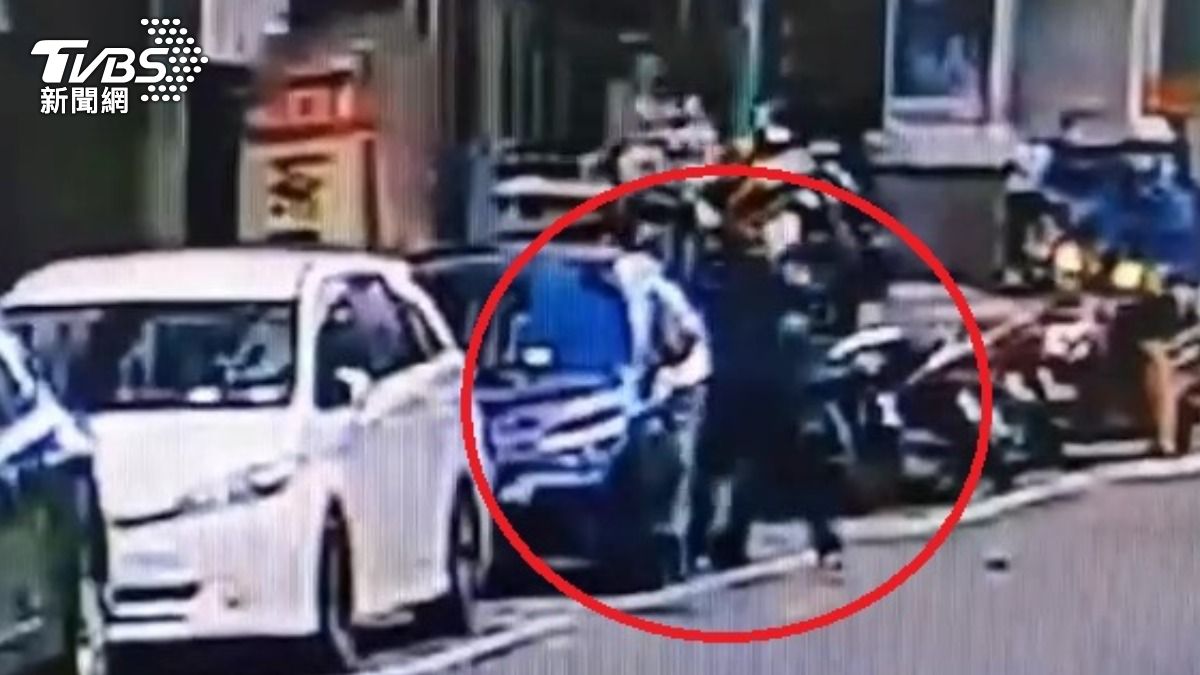 搞丟55萬勞力士不還錢?黑衣男鐵鎚狂砸BMW 落網反咬車主欠錢