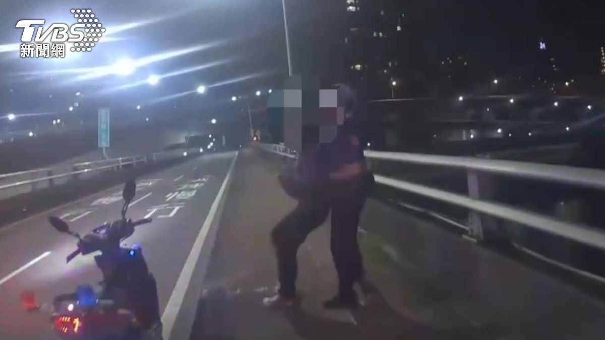 太驚險!台北橋男子深夜醉坐欄杆 三重警箭步熊抱解危機