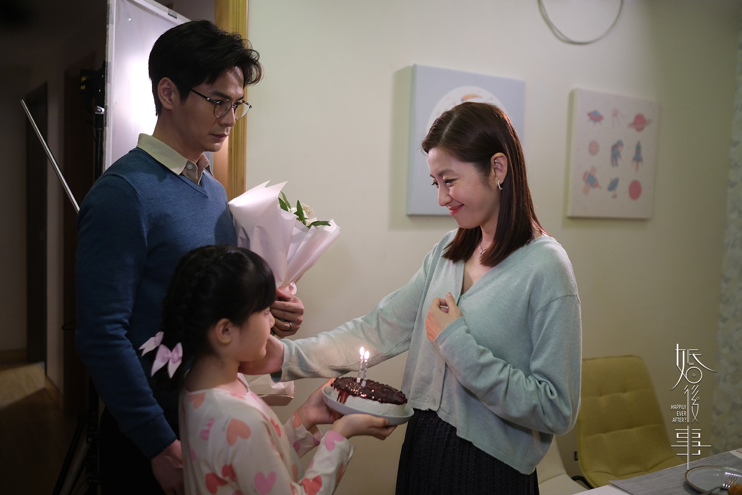 鄭淽月(中)渴望父母羅子溢(左)、陳自瑤能和好如初。(圖/TVBS)