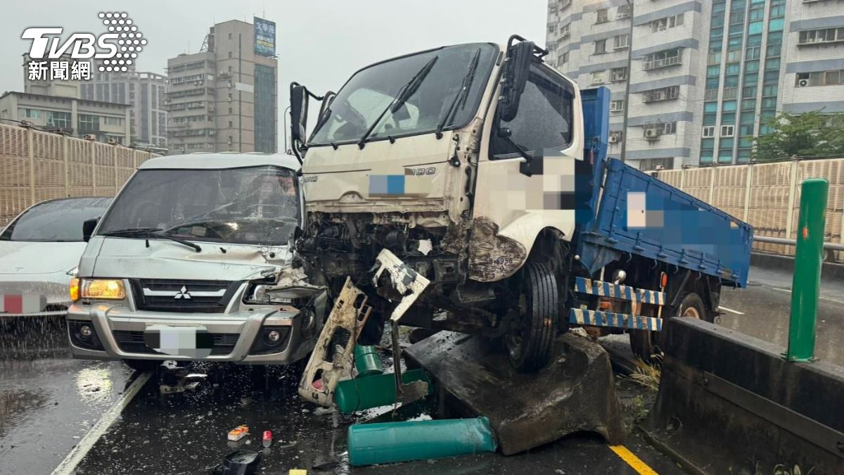 快訊/大雨路滑失控!忠孝橋小貨車衝過對向 車頭全爛卡安全島