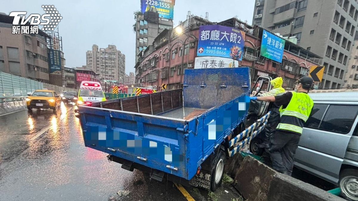 駕駛疑似雨天打滑，車輛失控衝對向。（圖／TVBS）