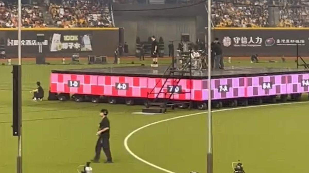 五月天的團隊搭台速度相當快。（圖／讀者提供）