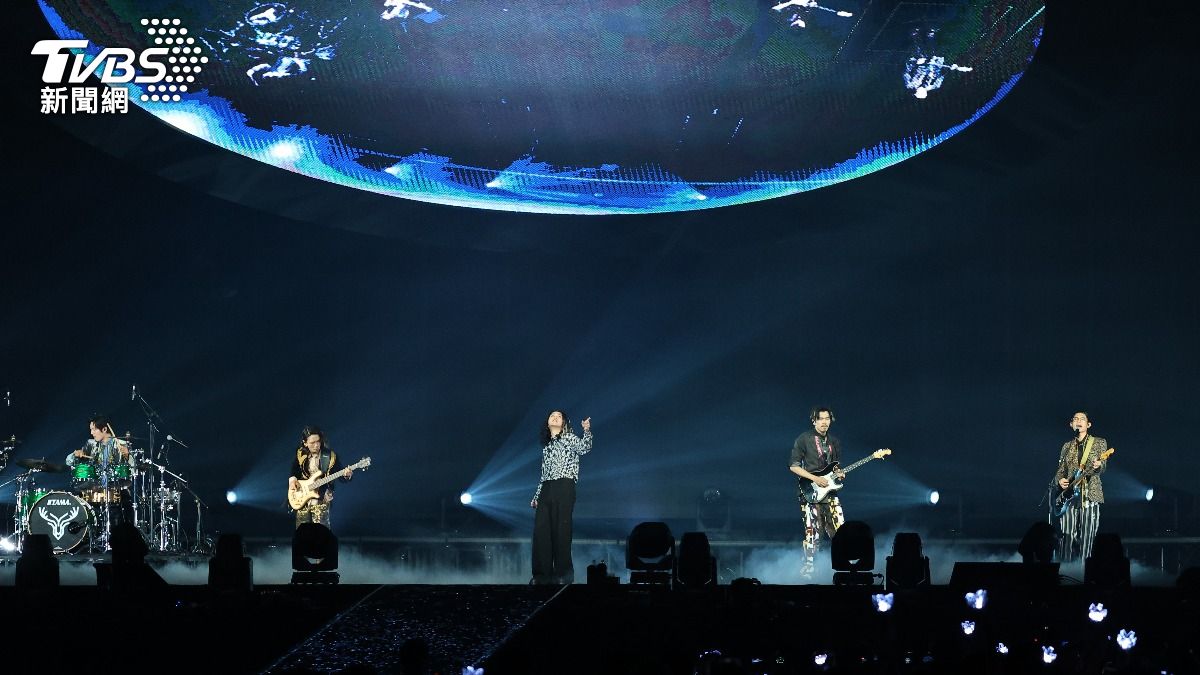 麋先生10年後重返台北小巨蛋,如今已是聲勢爆棚的金曲樂團。(圖/張哲鳴攝)