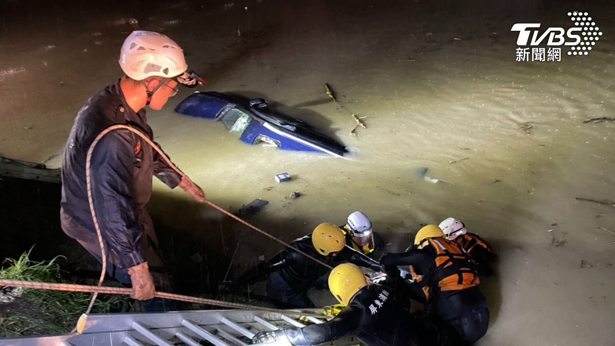 屏東河濱公園舊鐵橋「轎車墜河」!7旬翁困車內滅頂溺斃