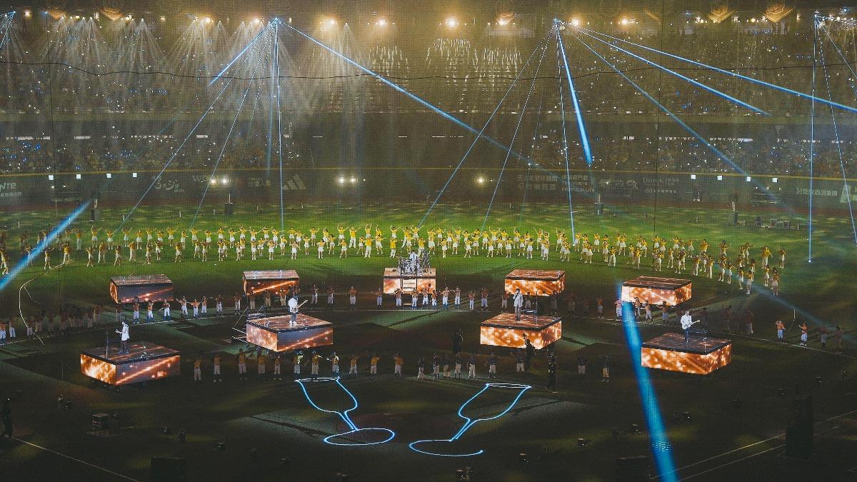 五月天演唱〈乾杯〉時,周思齊創辦的「球芽基金」贊助的43名小球員現身。(圖/相信音樂提供)