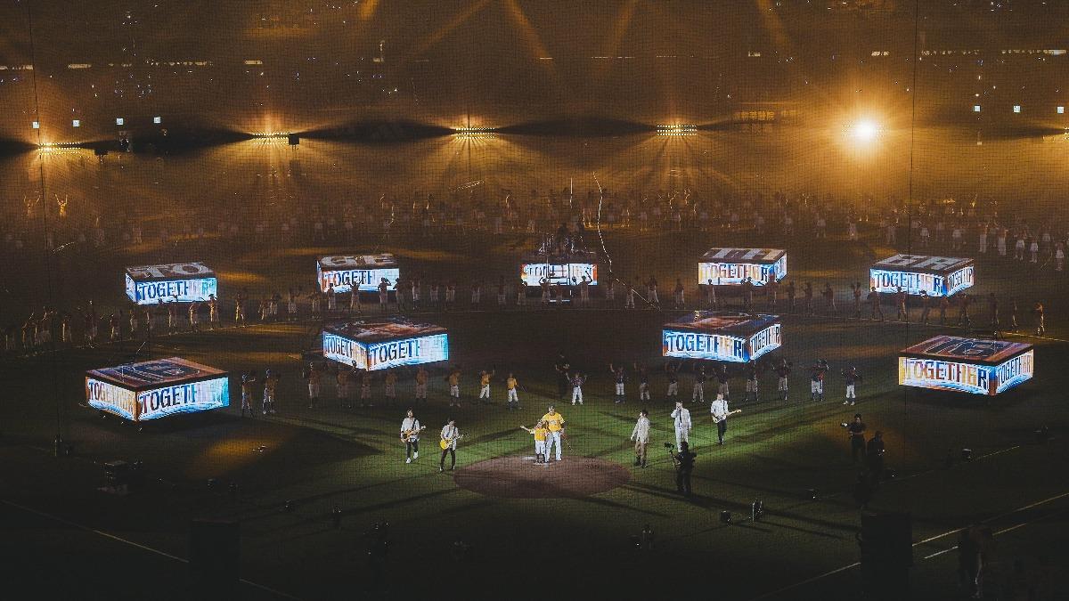 五月天為了大巨蛋表演,事前曾在天母棒球場淋雨排練。(圖/相信音樂提供)