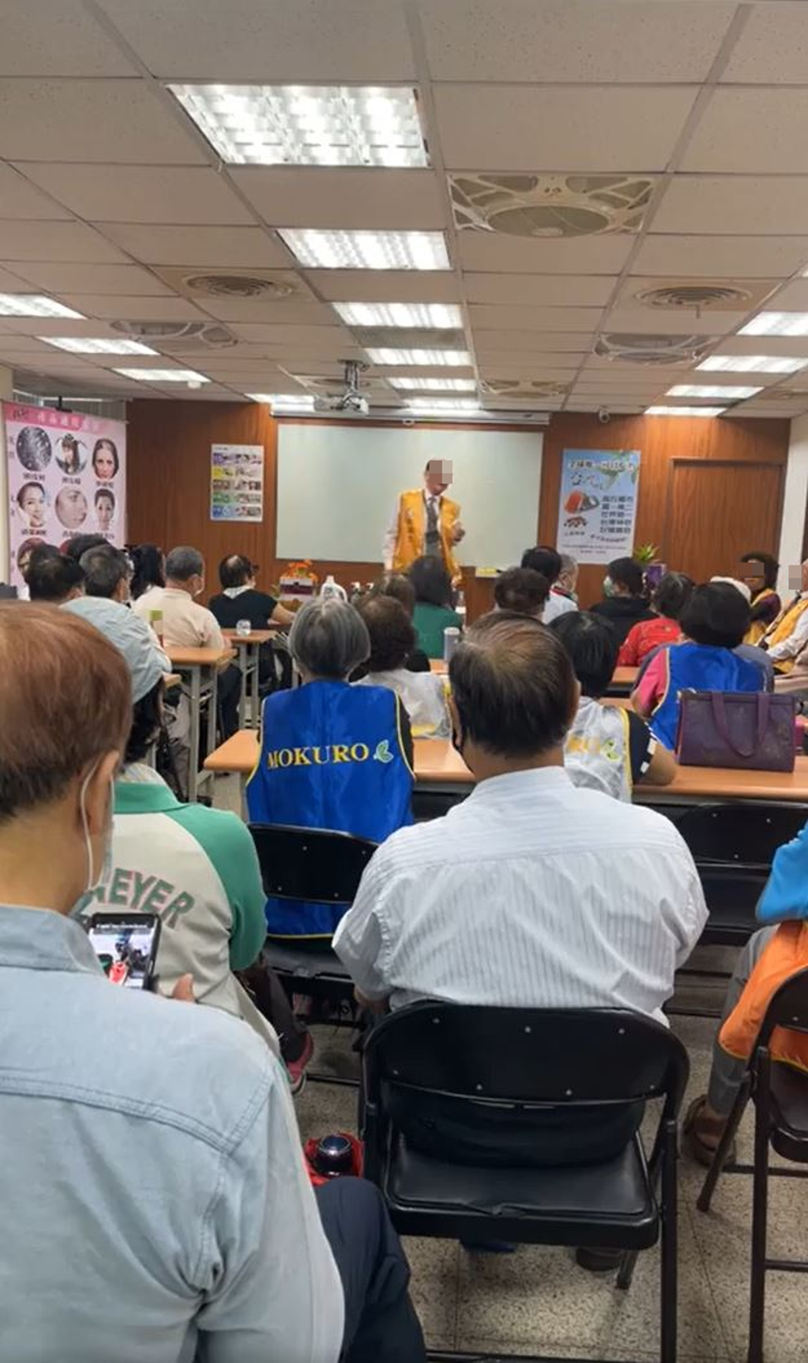 凱強生公司的幹部在台上宣傳產品,台下坐滿長者。(圖/翻攝自天然無患子潔膚晶臉書)
