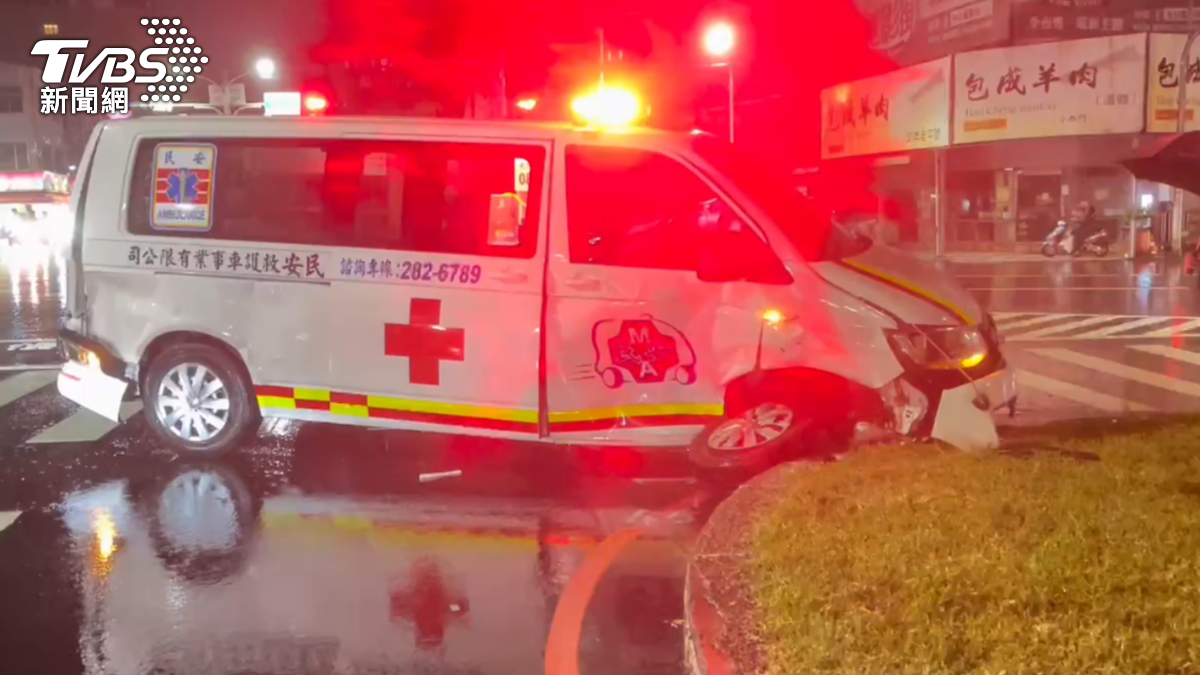 台南救護車深夜碰撞小黃!衝上分隔島5人急送醫 驚險畫面曝